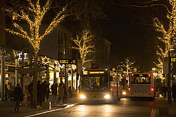 Bus in der weihnachtlich geschmückten Fußgängerzone