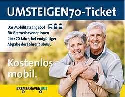 Ein älteres Paar freut sich über das Umsteigen70-Ticket