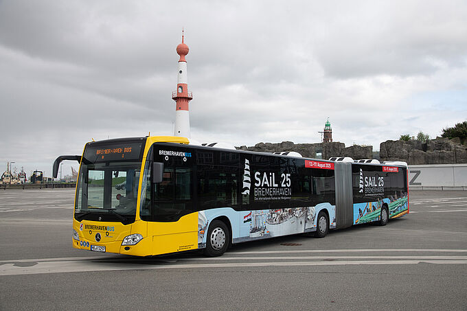 Ein Bus mit Sailwerbung Ein Bus mit Sailwerbung